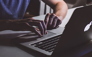 开云官网入口-2022年总冠军赛：库里在决胜场展现“神射手”本色，单场投中7记三分，带领勇士卫冕